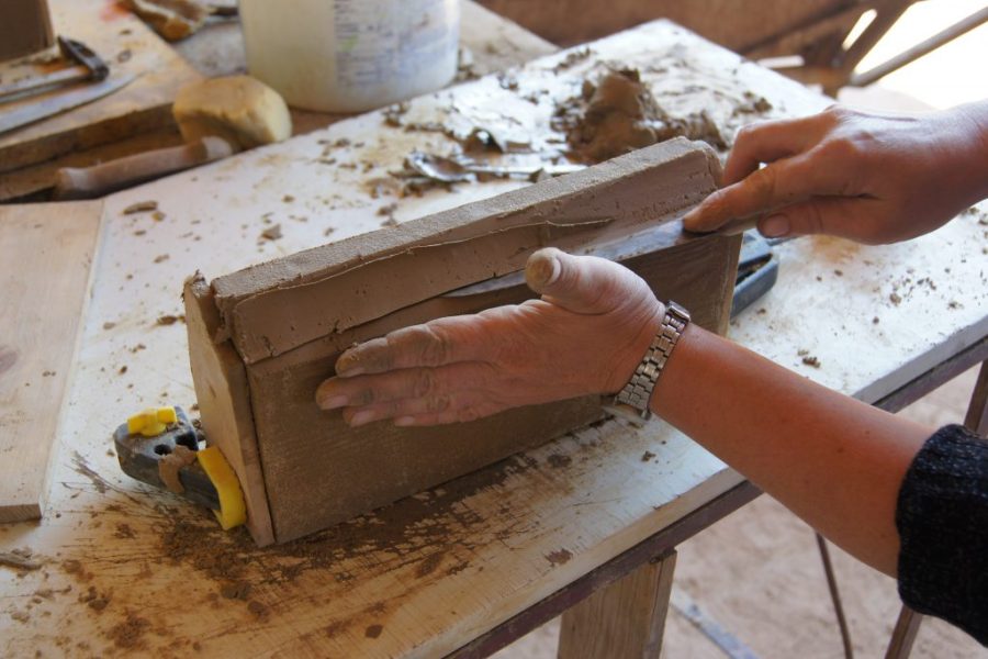 Ręcznie produkowanie kształtek ceramiczny na rekonstrukcje obiektów zabytkowych z Cegielni Trojanowscy