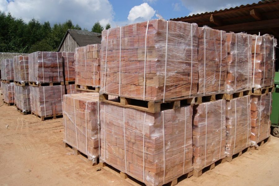 Palety cegły ręcznie produkowanej w manufakturze cegielnia Trojanowscy