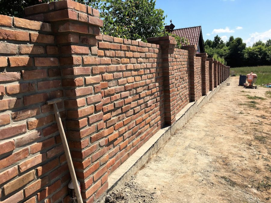 Retro Ziegel auf dem Zaun Handformen