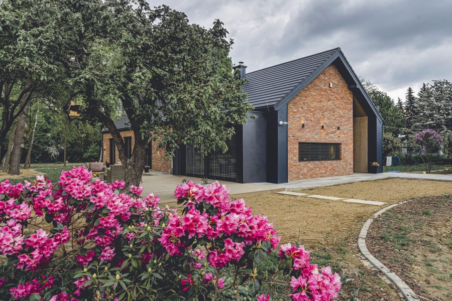 mit Blick auf Ziegel moderne Scheune