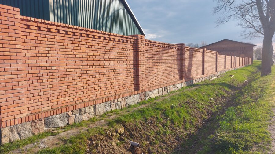 Zaun aus handgeformten Ziegeln