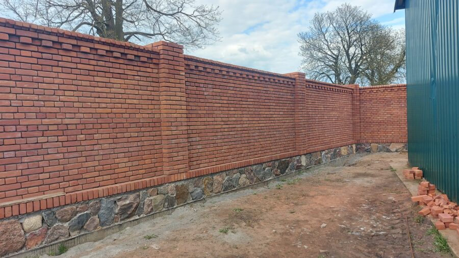 Ceglane ogrodzenie