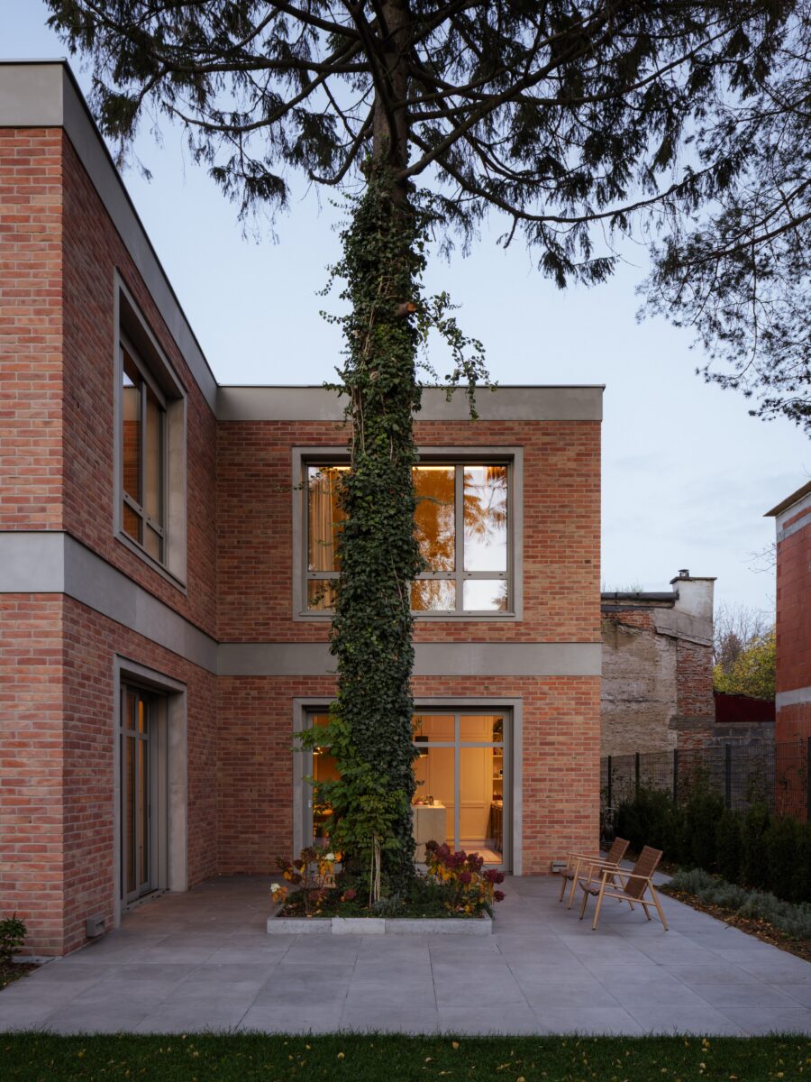 Frost resistant facade brick